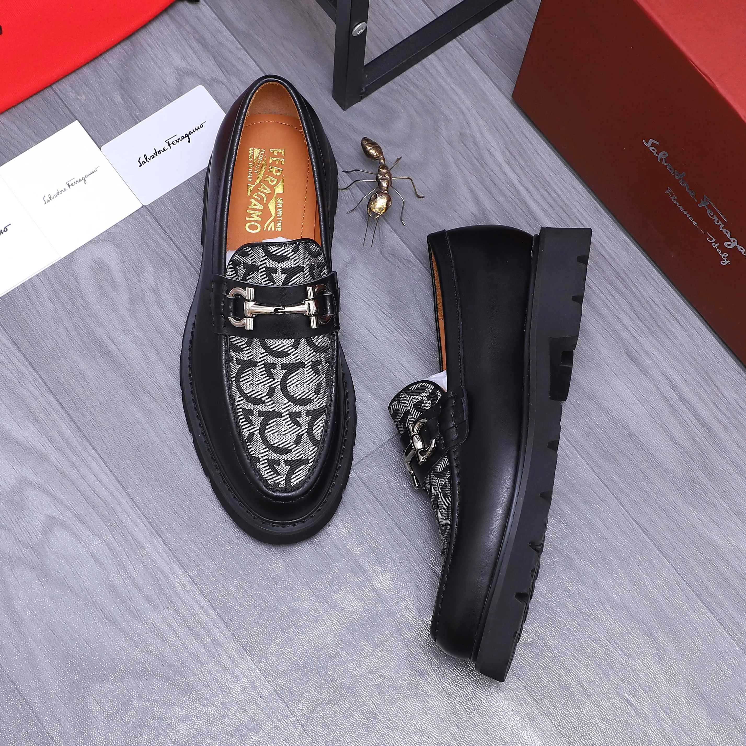 Men's shoes 💰680 Product trademark: Ferragamo " Ferragamo ] Business slip-on leather shoes Regular size: 39-44 (45 is custom-made and non-returnable) Product materials: Selected cowhide stitching woven upper, cowhide lining, original outsole